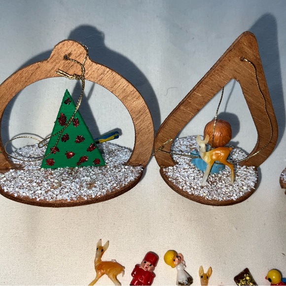 Vintage Lot of 4 Wooden Diorama Christmas Ornaments - Picture 5 of 8